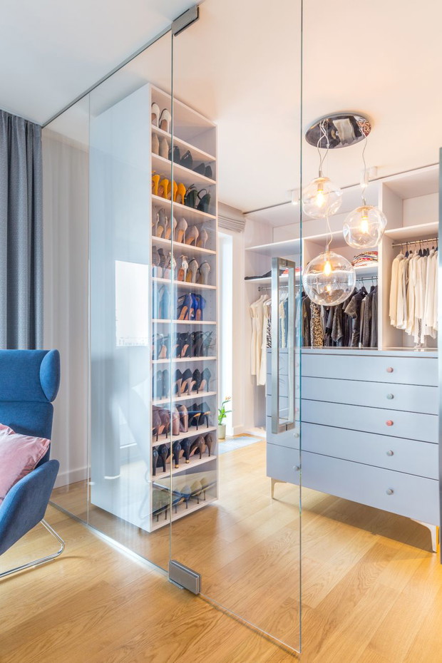 Mieszkanie w niebiańskim błękicie na Warszawskiej Pradze, projekt Decoroom