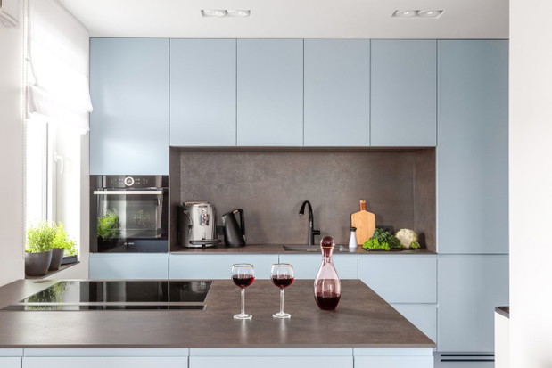Mieszkanie w niebiańskim błękicie na Warszawskiej Pradze, projekt Decoroom