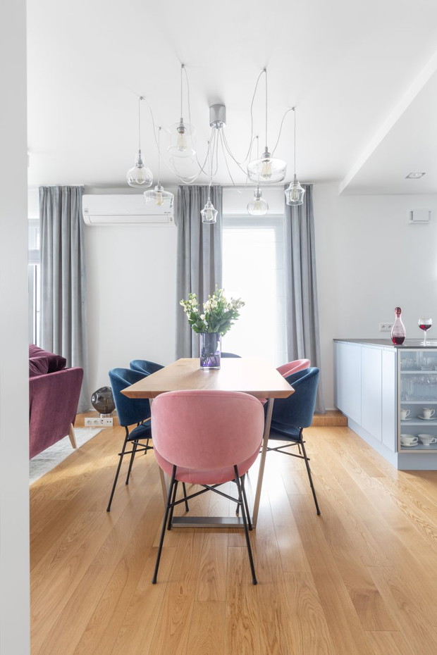 Mieszkanie w niebiańskim błękicie na Warszawskiej Pradze, projekt Decoroom