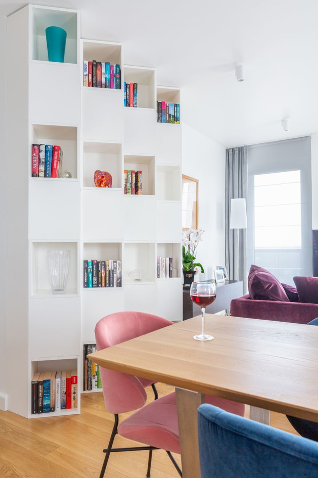 Mieszkanie w niebiańskim błękicie na Warszawskiej Pradze, projekt Decoroom