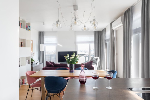 Mieszkanie w niebiańskim błękicie na Warszawskiej Pradze, projekt Decoroom