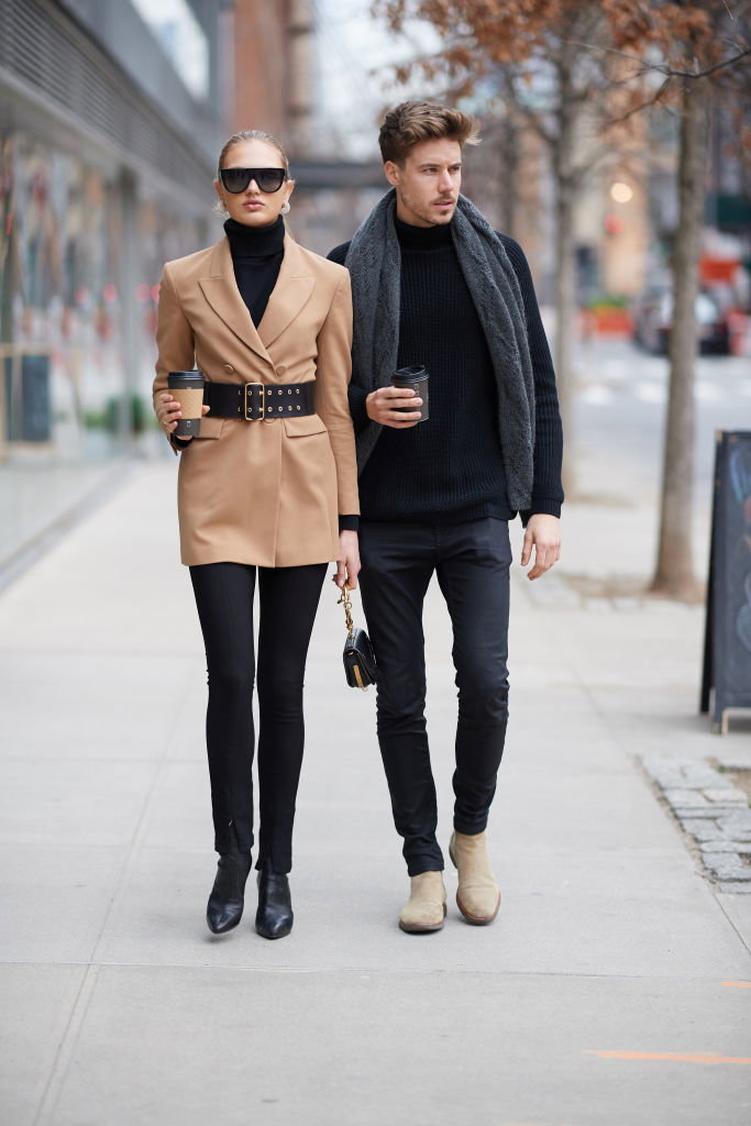 Romee Strijd w modnej beżowej marynarce, 12