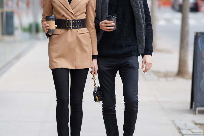 Romee Strijd w modnej beżowej marynarce, 12