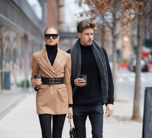 Romee Strijd w modnej beżowej marynarce, 12