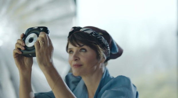 Nowy aparat Fuji SQ10 - Helena Christensen w kampanii