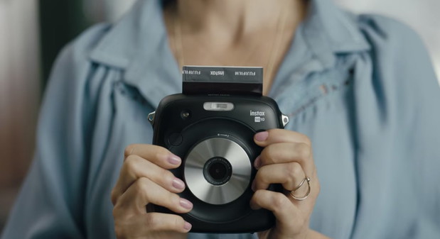 Nowy aparat Fuji SQ10 - Helena Christensen w kampanii