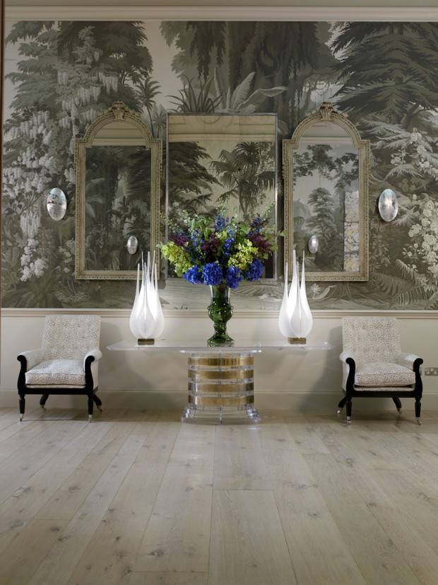 Ręcznie malowana tapeta firmy de Gournay, kolorystyka Crystal Grey, na papierze Scenic. Cena za panel (szer.915mm) od 1.712 Euro