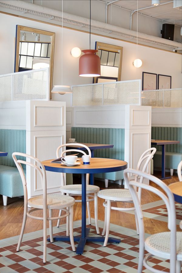 Stoliki w Fanaberia Crepes & Cafe, Sopot, fot. Jakub Piórkowski