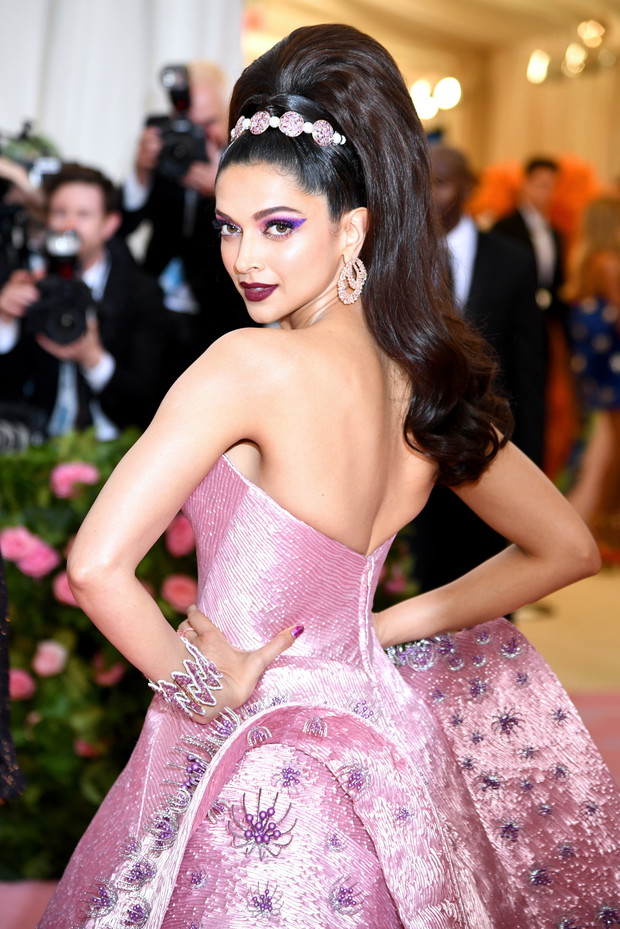 Makijaż w stylu Grape Soda: Deepika Padukone na Met Gala 2019.