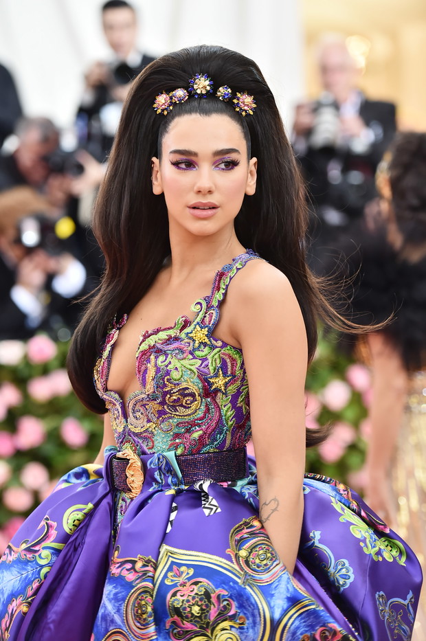 Makijaż w stylu Grape Soda: Dua Lipa na Met Gala 2019.