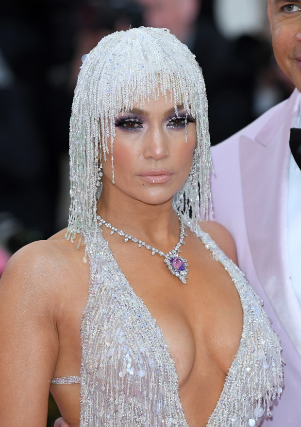 Makijaż w stylu Grape Soda: Jennifer Lopez na Met Gala 2019.