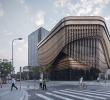 Ruchoma fasada Centrum Finansowego w Szanghaju, fot. Laurian Ghinitoiu