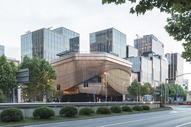 Ruchoma fasada Centrum Finansowego w Szanghaju, fot. Laurian Ghinitoiu