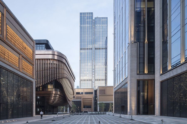 Ruchoma fasada Centrum Finansowego w Szanghaju, fot. Laurian Ghinitoiu
