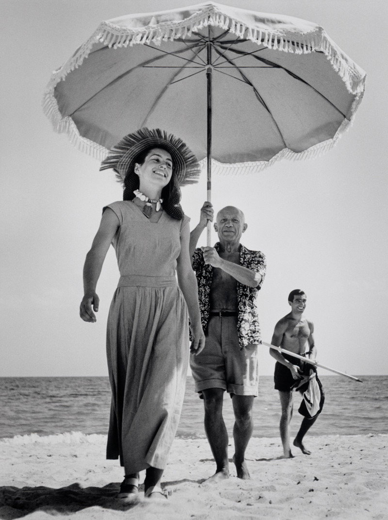 Robert Capa, [Pablo Picasso i Françoise Gilot. W tle siostrzeniec malarza Javier Vilato, Golfe-Juan, Francja], sierpień 1948 © International Center of Photography/Magnum Photos