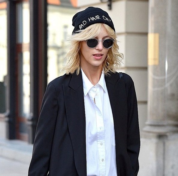 Anja Rubik w czapce Bad hair day