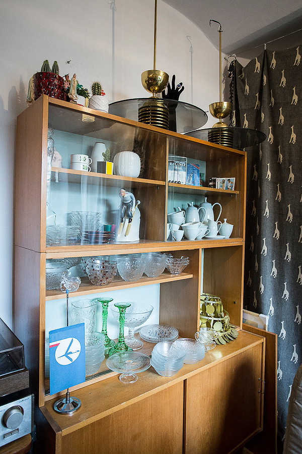 Witrynka wypełniona skarbami vintage, fot. elledeco
