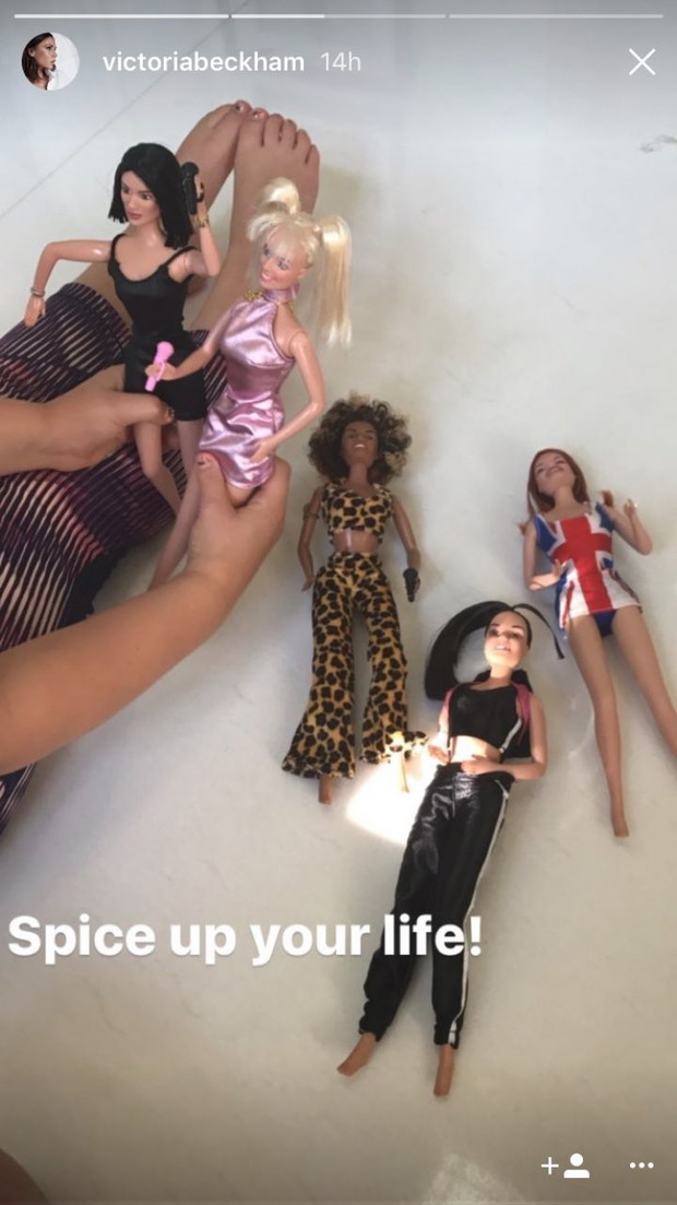 Harper Beckham bawi się lalkami Spice Girls