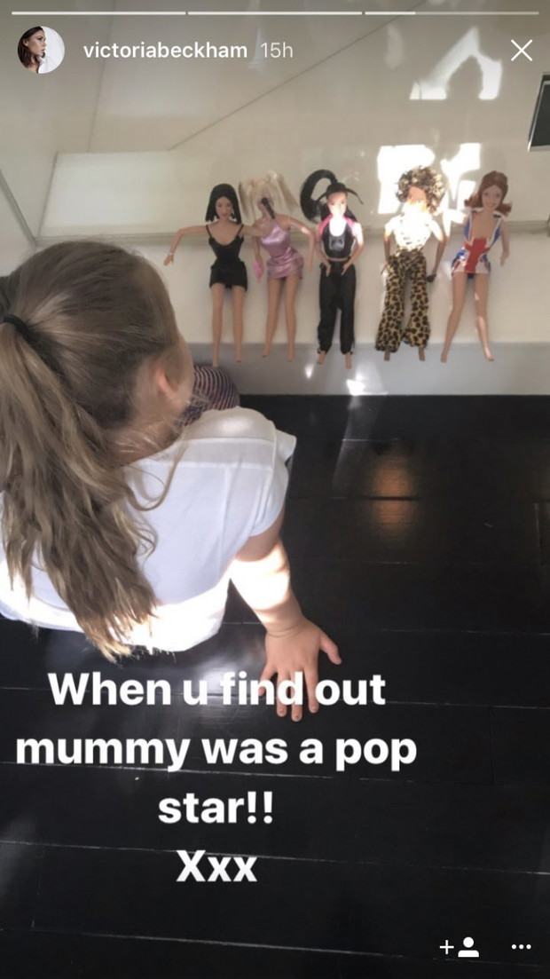 Harper Beckham bawi się lalkami Spice Girls