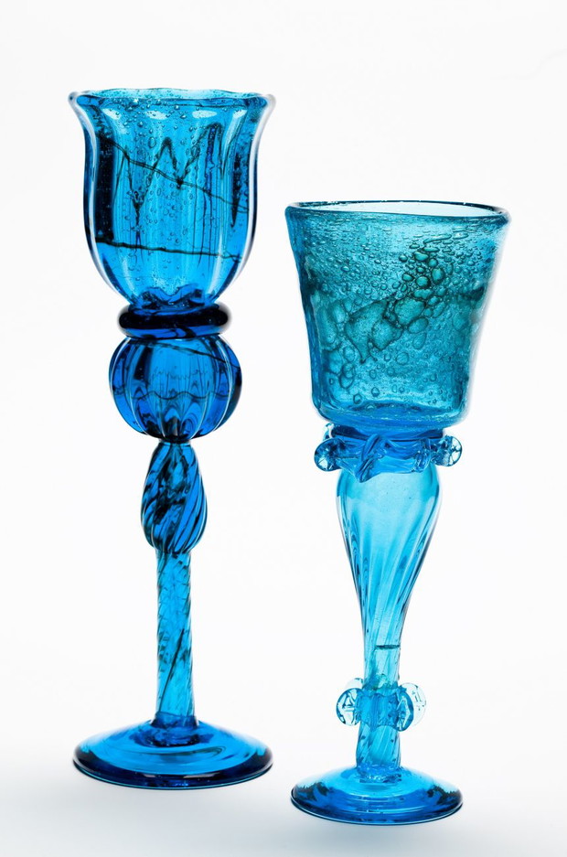 Jerzy Słuczan-Orkusz, Kielichy, 1972 szkło sodowe barwione w masie, ręcznie formowane wys. 27,5 cm; 23,5 cm kolekcja MNWr