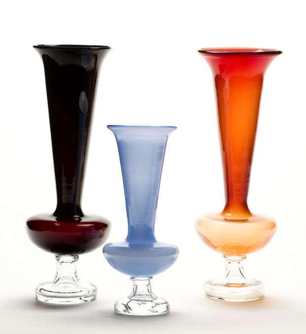 Jerzy Słuczan-Orkusz, Wazony, lata 80. XX w., wzór 62 szkło sodowe dwuwarstwowe, ręcznie formowane wys. 35 cm; 24,5 cm kolekcja MNWr