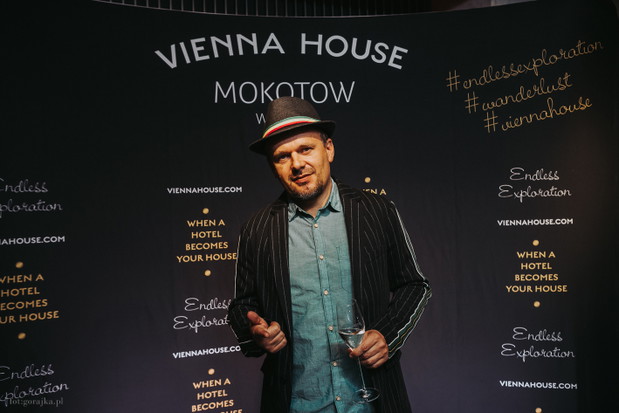 Oficjalne otwarcie hotelu miało miejsce 11 kwietnia