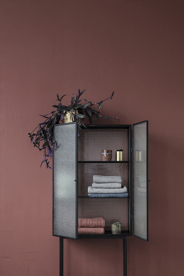 Różowe wnętrza - indiański róż na ścianie, fot. Fermliving