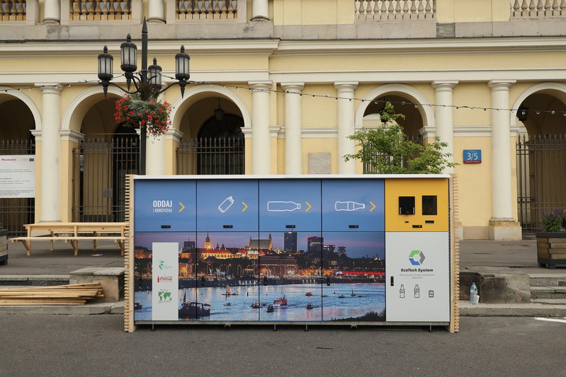 Recyklomat na Placu Bankowym w Warszawie