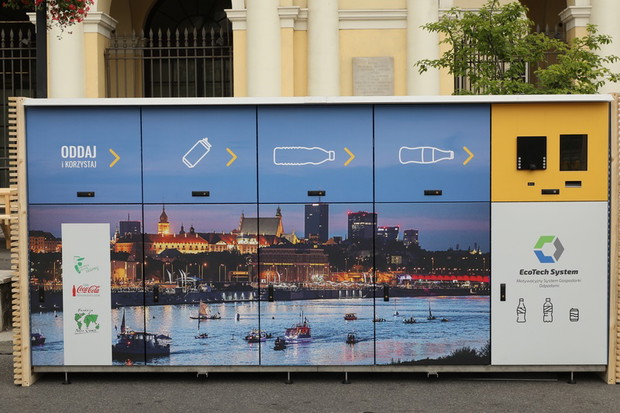 Recyklomat na Placu Bankowym w Warszawie