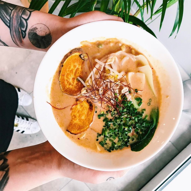 Wegańsi ramen z Vegan ramen shop