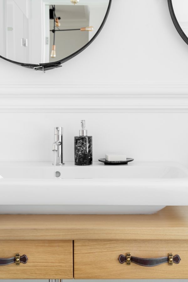 Jasny apartament na warszawskim Powiślu, projekt: Filip Domagała, Domagała Design, fot. Ayuko Studio