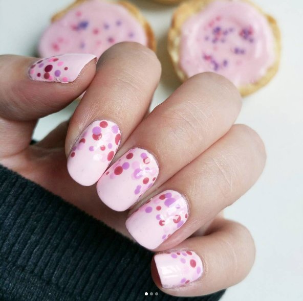 Różowy manicure z kropkami