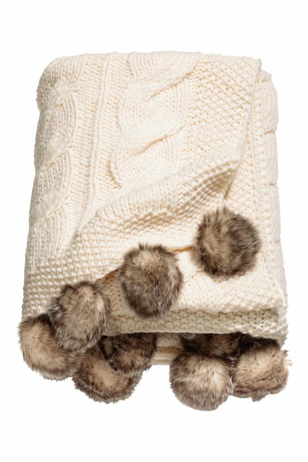 Koc z warkoczowym splotem i pomponami, H&M HOME, 279 zł