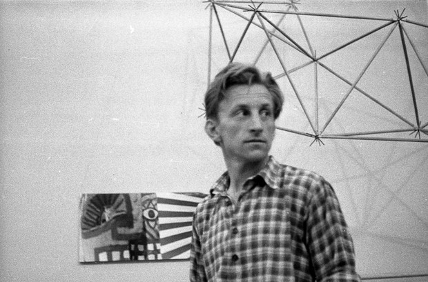 Oskar Hansen podczas wystawy w Teatrze Żydowskim w Warszawie (Salon „Po Prostu”), 1957. Dzięki uprzejmości Fundacji Zofii i Oskara Hansen.