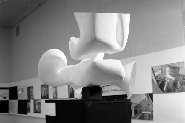Oskar Hansen we współpracy z Emilem Cieślarem i Andrzejem J. Wróblewskim, Aktywny negatyw mieszkania przy ul. Sędziowskiej w Warszawie. Dzięki uprzejmości Fundacji Zofii i Oskara Hansen.