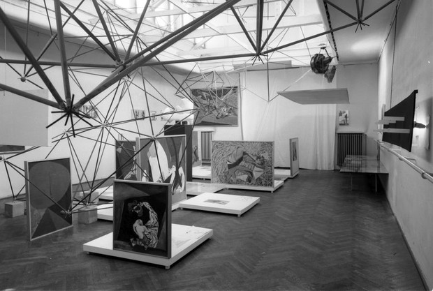 Oskar Hansen - Wystawa indywidualna w Teatrze Żydowskim w Warszawie (Salon „Po Prostu”) 1957. Dzięki uprzejmości Fundacji Zofii i Oskara Hansen.