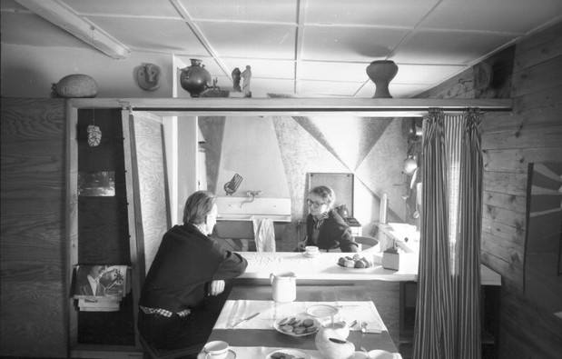 Oskar i Zofia Hansenowie w mieszkaniu przy ul. Sędziowskiej w Warszawie, 1958. Dzięki uprzejmości Fundacji Zofii i Oskara Hansen.
