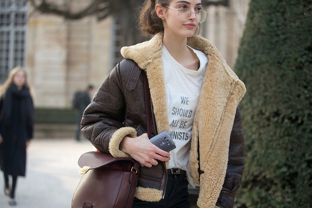 Modelka w koszulce Dior