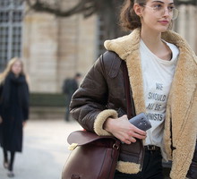 Modelka w koszulce Dior