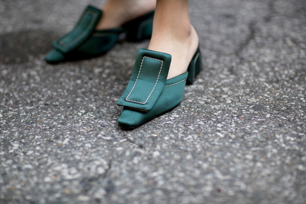 Buty, torby, biżuteria, okulary i dodatki gości na Mediolańskim Tygodniu Mody