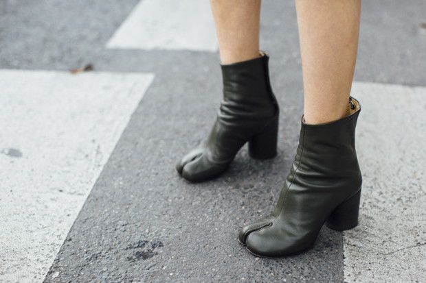 Buty, torebki, biżuteria i okulary gości na Paryskim Tygodniu Mody SS18