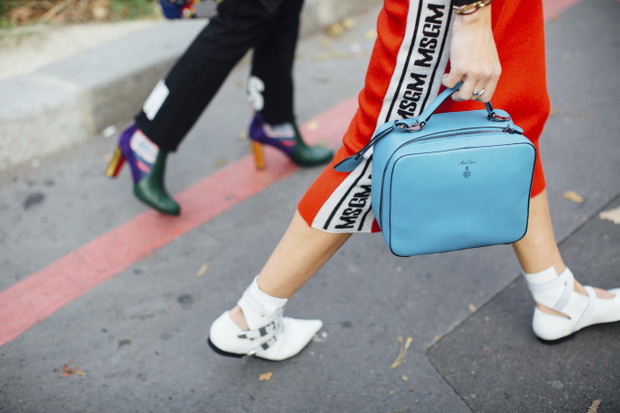 Buty, torebki, biżuteria i okulary gości na Paryskim Tygodniu Mody SS18