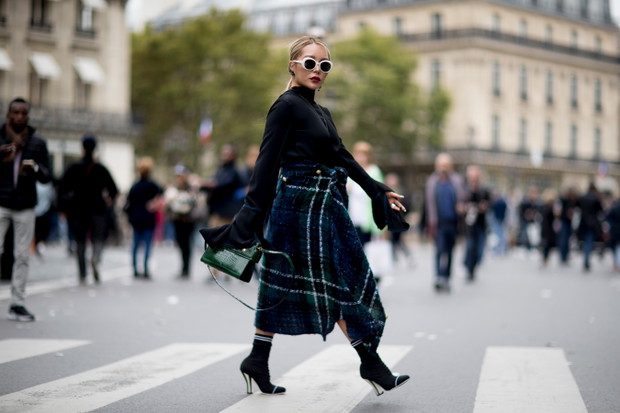 Stylizacje gości na Paryskim Tygodniu Mody SS18