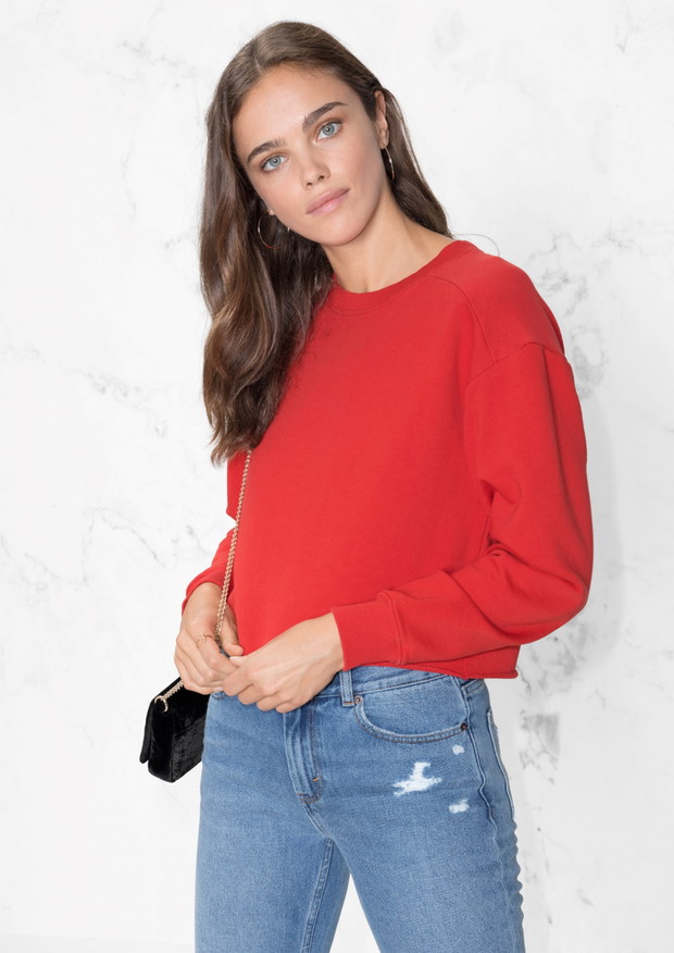 Czerwona bluza i jeansy