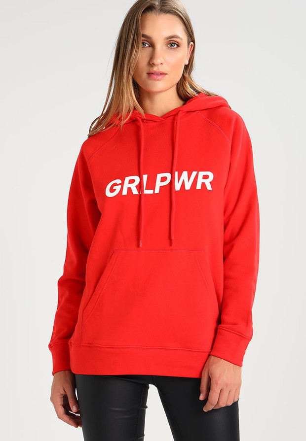 Czerwona bluza z kapturem