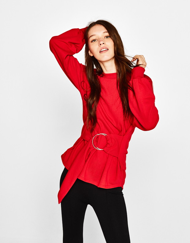 Czerwona bluza z klamrą Bershka