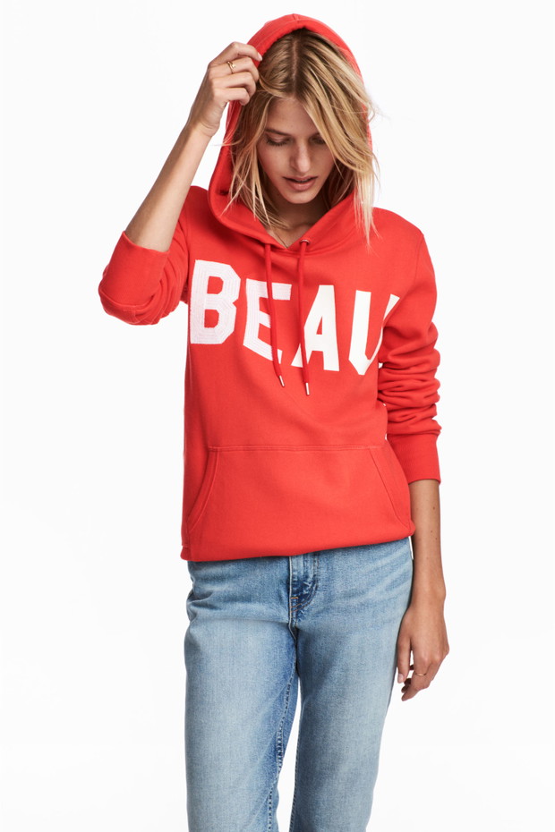 Czerwona bluza z napisem