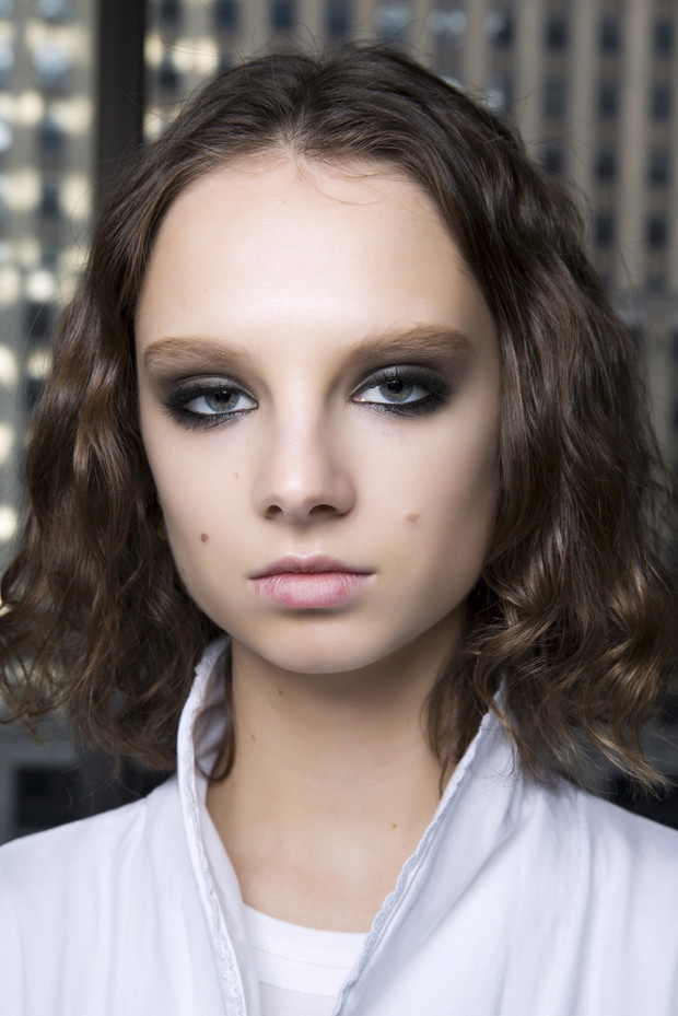 Makijaż smokey eye - Longchamp jesień-zima 2019/2020