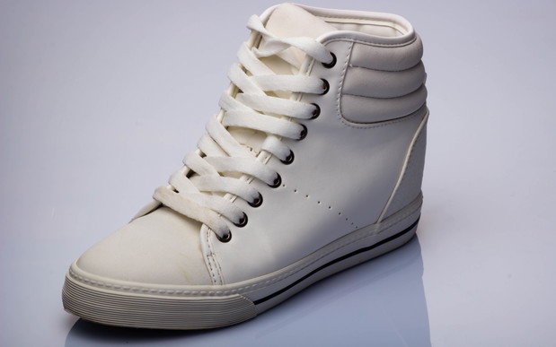 Sneakersy na koturnie i trampki na szpilce