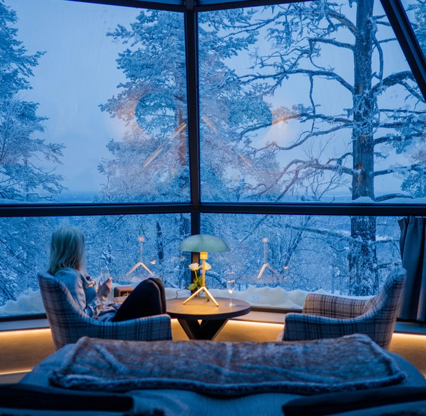 Levin Iglut Golden Crown, szklane igloo z widokiem na zorzę polarną, fot. East News